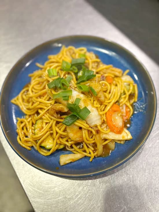 Seafood Combo Noodles 海鲜炒面